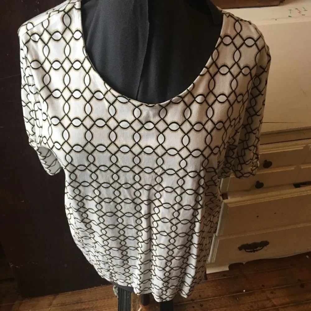 Chico’s 3 abstract linking chains blouse